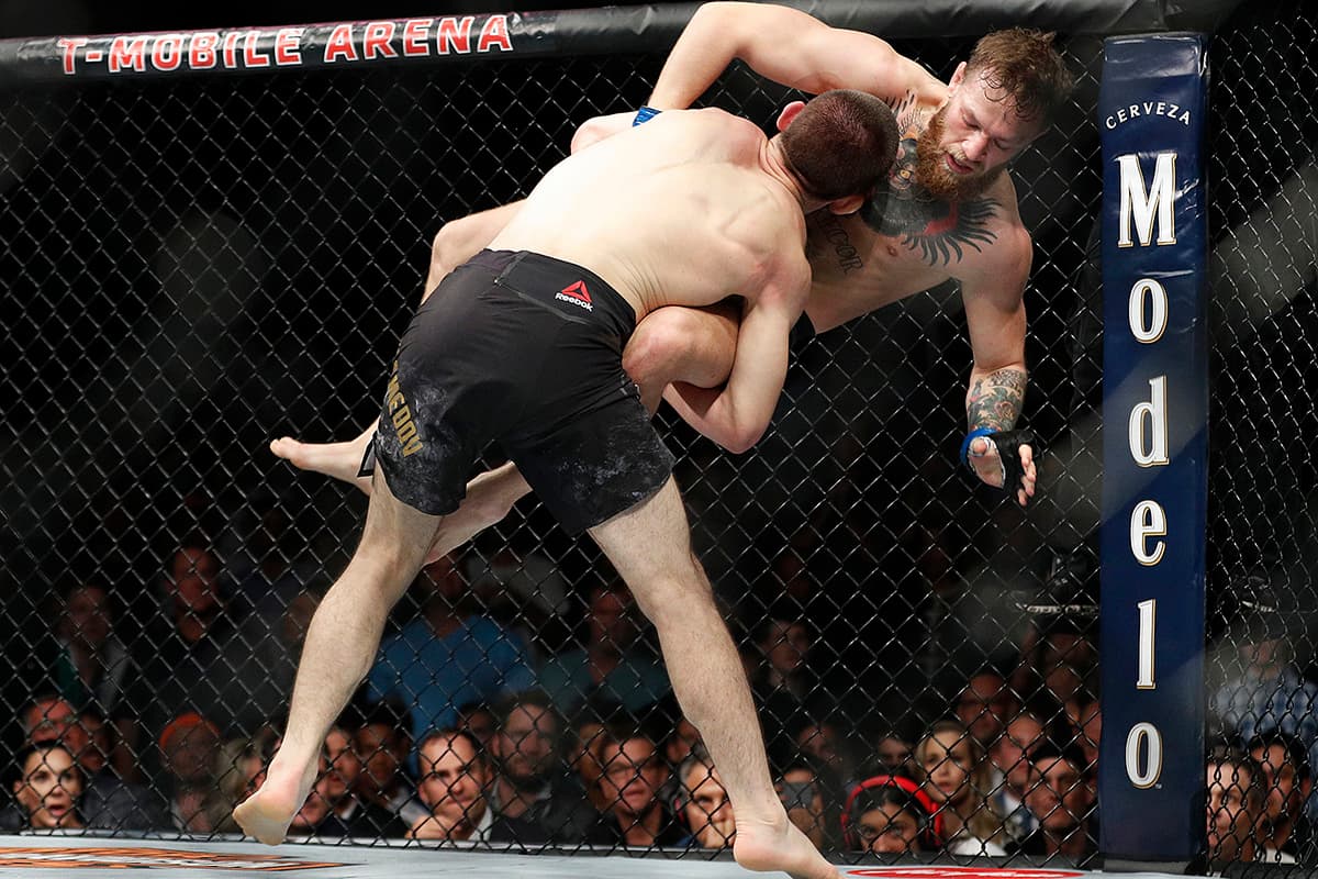 Las derribadas contra la reja también influyeron en la victoria final del peleador ruso.