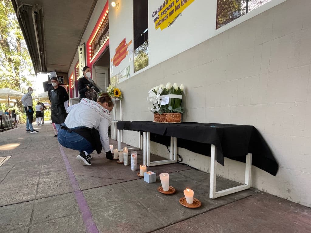 Ulises Lara López, vocero de la fiscalía, confirmó en una teleconferencia por separado que "no se cuenta con indicios de que los delitos tengan relación con secuestro o extorsión" por lo que 
<b>se sigue la hipótesis del posible robo.</b>
<br>
<br>La gobernadora de Ciudad de México, Claudia Sheinbaum, anunció que este lunes se reunirá con empresarios y vecinos de Polanco, quienes se han manifestado preocupados por los asesinatos del francés y su socio.
<br>