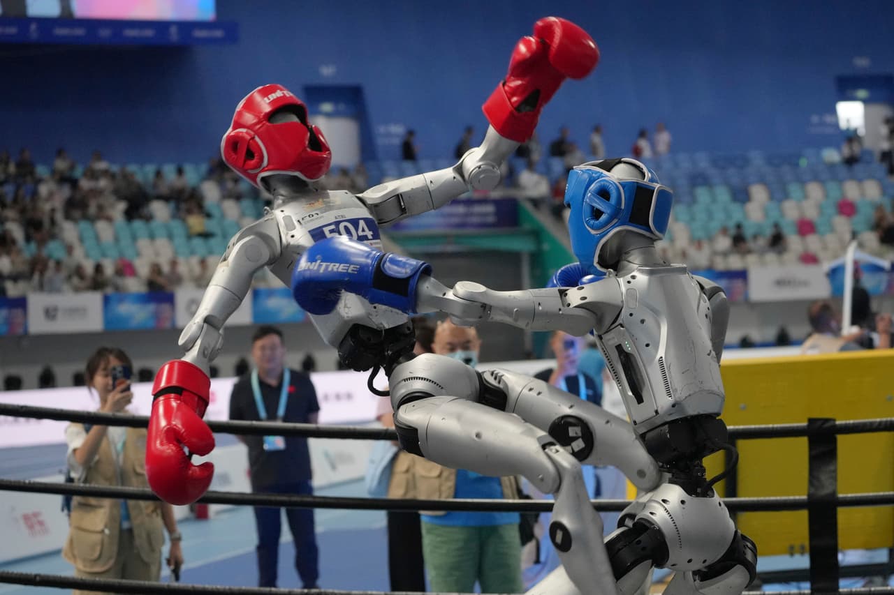 Robots compiten en el evento de Combate Libre de los Juegos Mundiales de Robots Humanoides en Pekín.