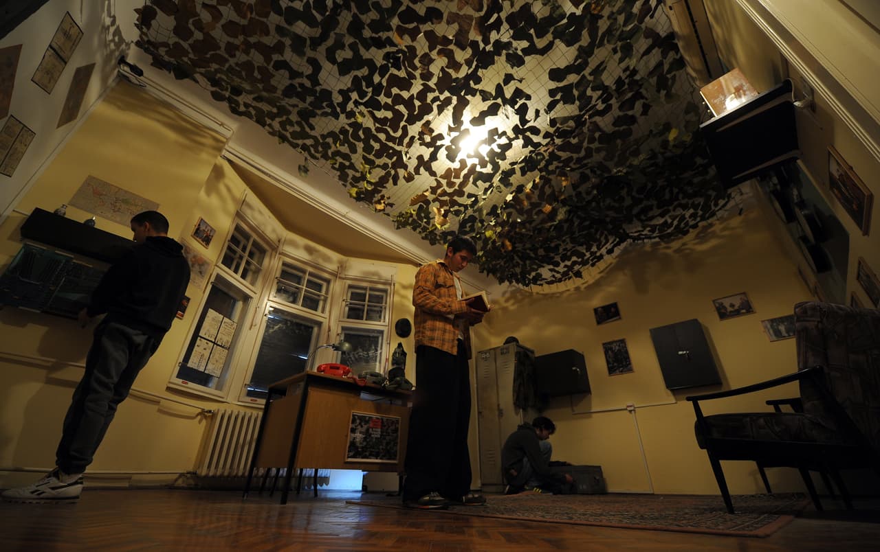 <b>ANÍMATE A PROBAR UN “ESCAPE ROOM”:</b> Esta nueva y popular tendencia de entretenimiento es una excelente manera de pasar un tiempo con adolescentes o amigos adultos. Pasa una hora o dos resolviendo acertijos, descubriendo pistas y jugando al detective para escapar de una habitación temática cerrada. Hay varias opciones por todo el estado.