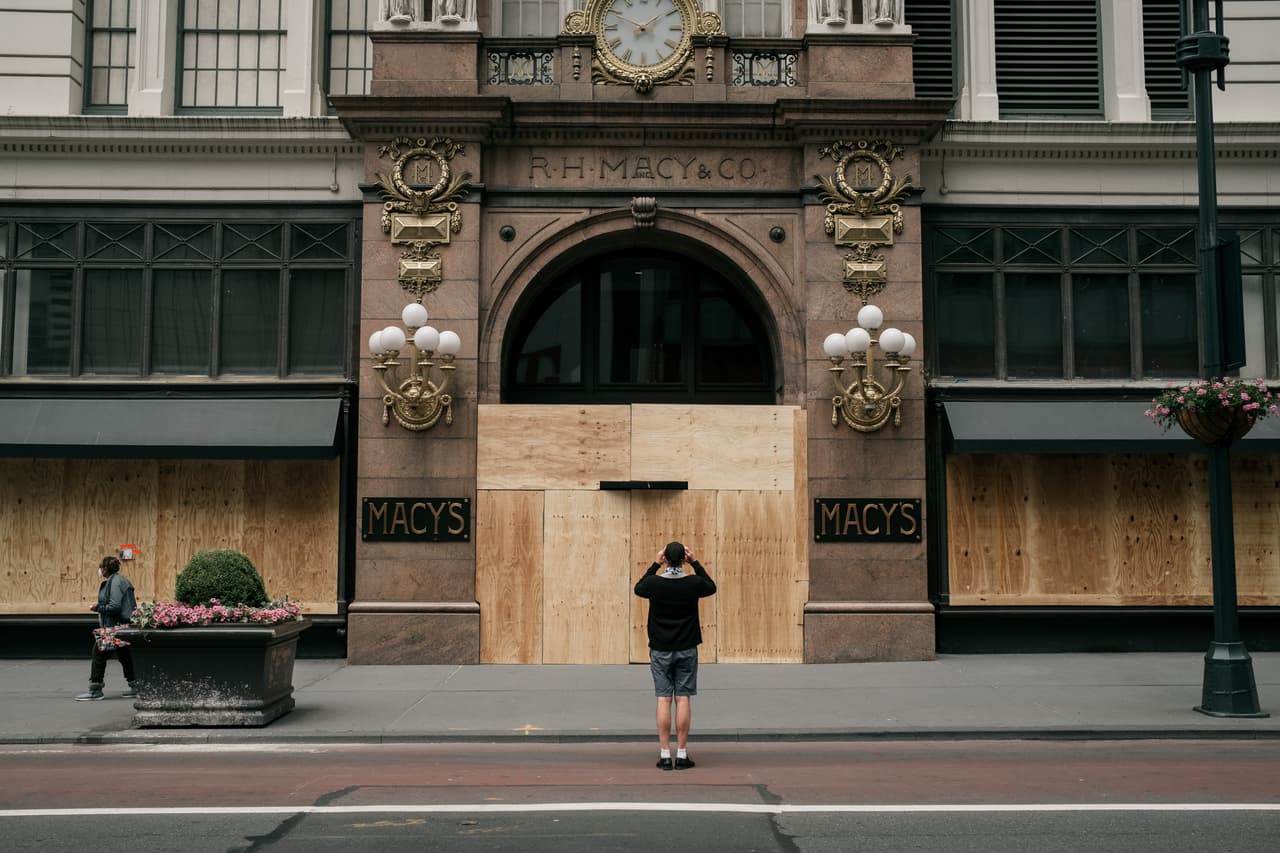 Decenas de tiendas fueron saqueadas durante los violentos enfrentamientos en la noche del 1 de junio, a pesar del toque de queda impuesto en la ciudad de Nueva York desde las 11 p.m.