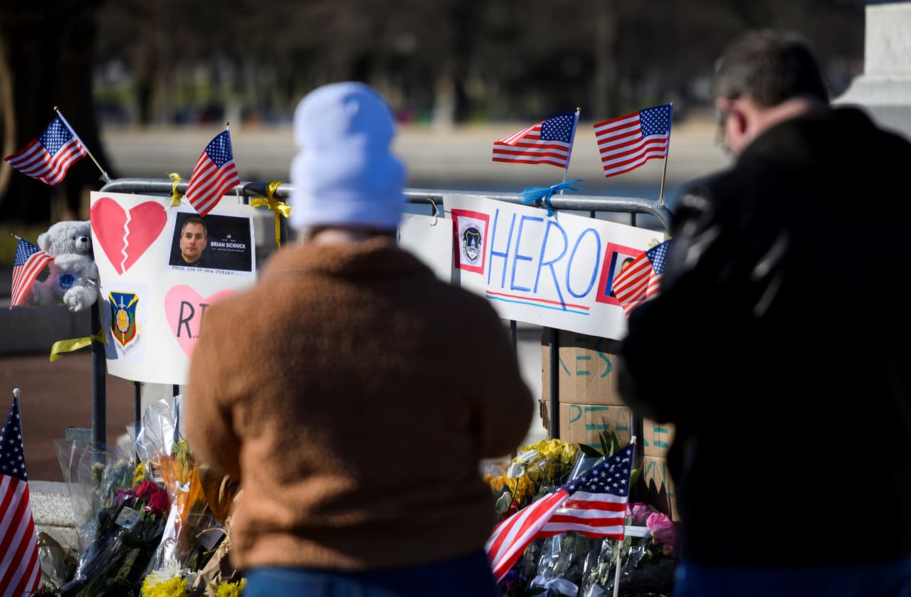 Algunos de los 
<a href="https://www.univision.com/noticias/politica/arresto-pelosi-asalto-capitolio">responsables del asalto al Congreso han sido detenidos</a>, mientras las autoridades mantienen la búsqueda de otros que han sido identificados. El presidente Trump, a pocos días de dejar la Casa Blanca, se enfrenta a la posibilidad de 
<a href="https://www.univision.com/noticias/politica/trump-destituir-enmienda-25-juicio">otro impeachment o una destitución</a> del cargo, por haber propiciado la invasión a la sede del Legislativo.