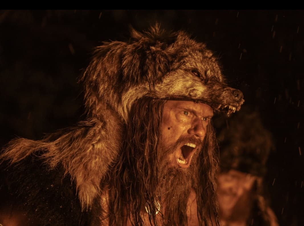 La preparación física y mental que tuvo Alexander Skarsgård fue tanta, que describió el rol como uno de los más extremos de su carrera. El proceso para desarrollar los músculos como un verdadero vikingo fue algo difícil, si bien el resultado en pantalla es notorio.