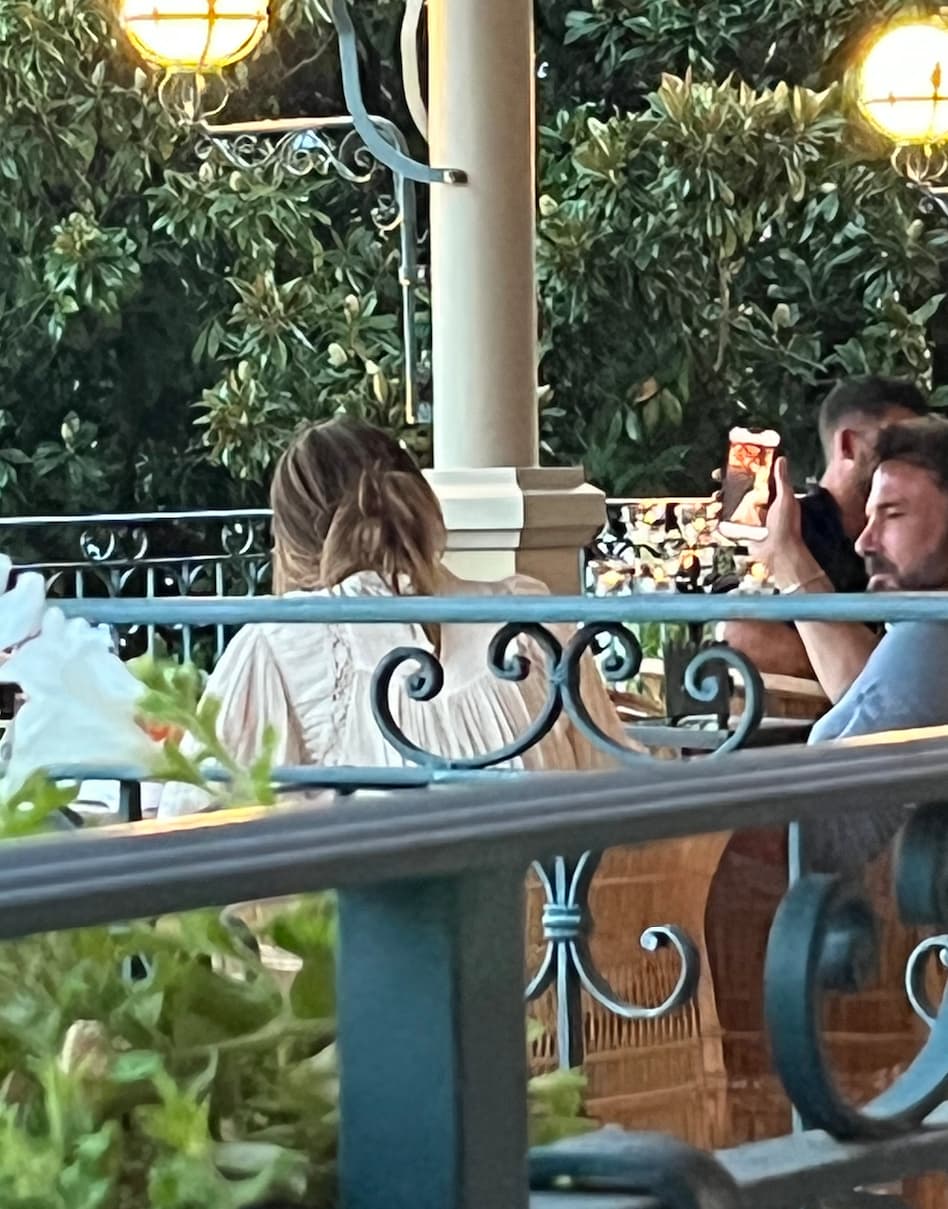 Durante la cena, Ben Affleck tomó su teléfono y comenzó a mostrarle a Jennifer López lo que parecían ser fotos. 
<br>