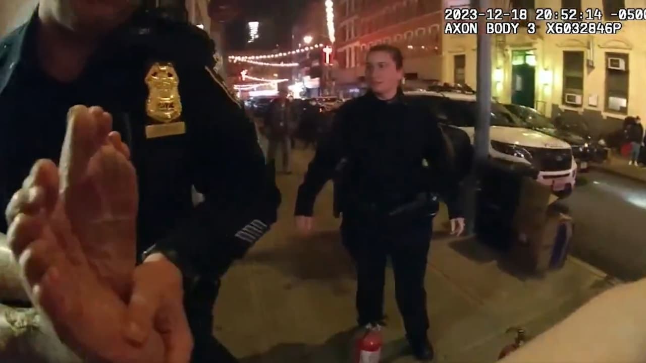 Policías sacan a 3 ancianos de un edificio con humo en Manhattan; cámara captó el rescate