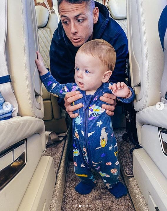 Tan solo cuatro meses después se confirmó que el futbolista mexicano estaba 
<b><a href="https://www.tudn.com/futbol/la-liga/chicharito-entrena-con-sevilla-a-espera-de-anuncio-de-su-salida-video" target="_blank">fuera del equipo Sevilla FC </a></b> y tuvo que cambiar de residencia para 
<b><a href="https://www.univision.com/local/los-angeles-kmex/edicion-digital-california/expectativa-ante-la-presentacion-del-mexicano-javier-chicharito-hernandez-en-la-galaxy-video" target="_blank">jugar en el LA Galaxy</a></b>.