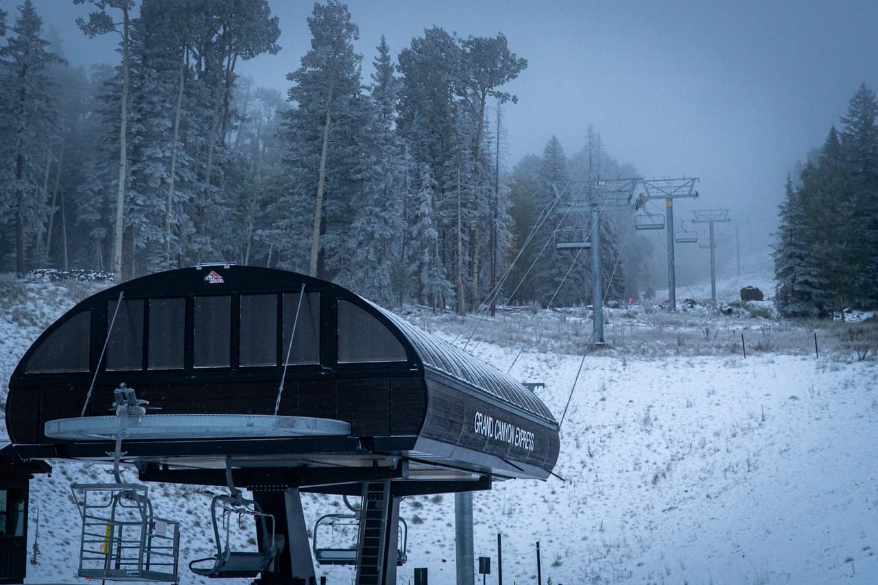 Mientras llega la temporada oficial de esquí, personas pueden subirse al teleférico del Arizona Snowbowl, cual se llama el
<i><a href="https://www.univision.com/local/arizona-ktvw/asi-se-ve-el-otono-desde-el-teleferico-del-arizona-snowbowl-video">Arizona Gondola</a></i>
<a href="https://www.univision.com/local/arizona-ktvw/asi-se-ve-el-otono-desde-el-teleferico-del-arizona-snowbowl-video"> y promete una vista panorámica del otoño.</a>