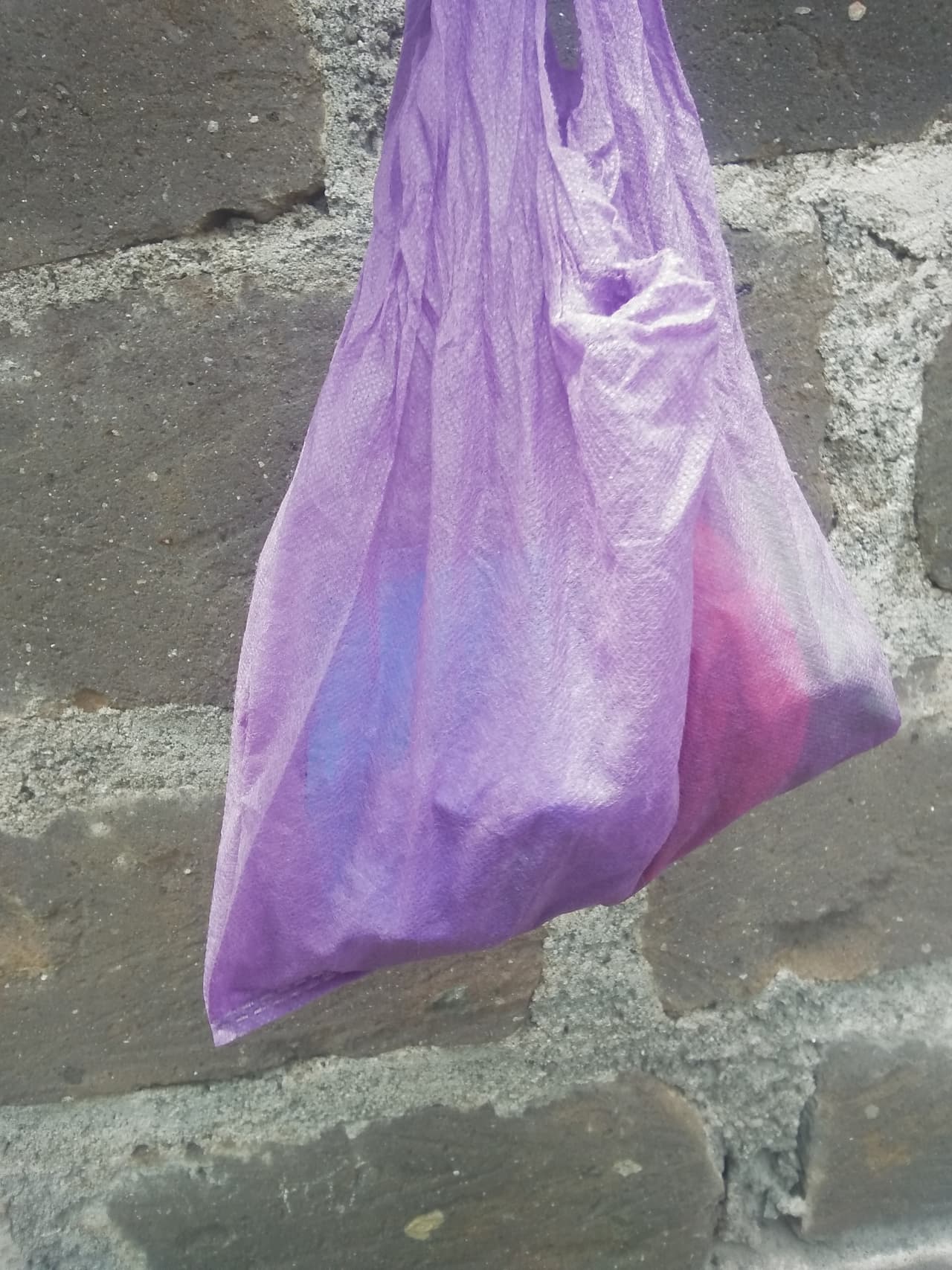 Hoy ya existen en producción prototipos de las bolsas para demostrar la capacidad del material, el cual se puede desintegrar en tiempo récord en el suelo y en el agua, según la información que se conoce hasta ahora. 
<br>