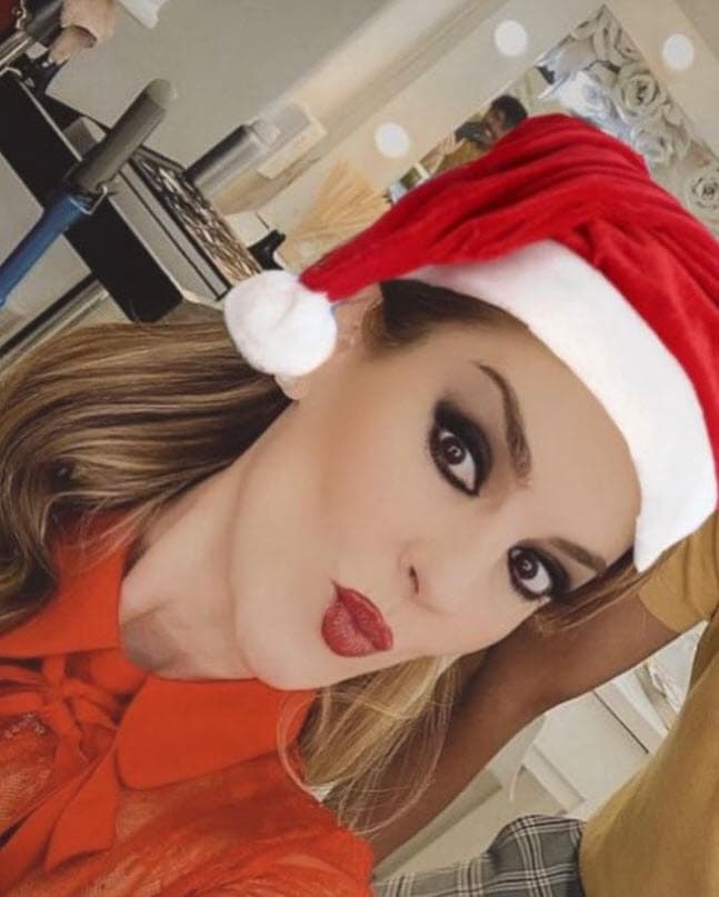 <b>Chantal Andere</b> es otra de las famosas que también se pronunció en redes: "Feliz Navidad, que la pasen increíble rodeados de amor, salud, paz, abundancia, armonía y muchas alegrías en compañía de sus seres queridos".