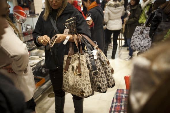 Como cada Viernes Negro las tiendas se llenaron de miles de personas con una sola intención: comprar a los mejores precios. Sin embargo, no todo fue color de rosa para los compradores ya que también hubo algunos accidentes violentos.