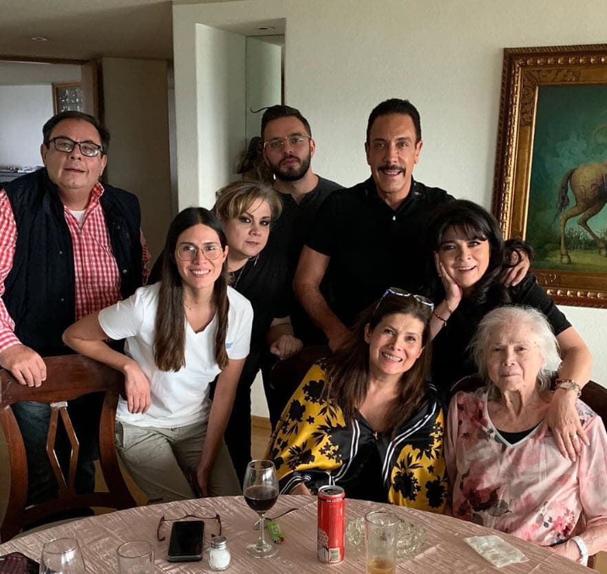 "Ya se les realizaron pruebas a mis hijos que estuvieron en contacto conmigo, mi esposa también está en aislamiento y no tienen nada, 
<b>dieron negativos</b>", aseguró el esposo de la actriz.
<br>