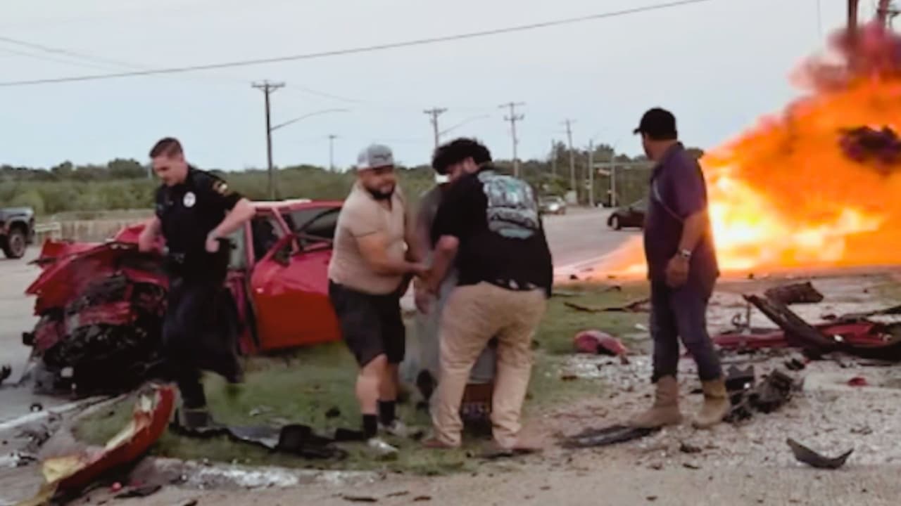 Un grupo de hombres rescató a Jaime Mesa, quien estaba atrapado en su auto tras chocar a gran velocidad contra el SUV de la familia Rosales, que se observa al fondo envuelto en llamas.