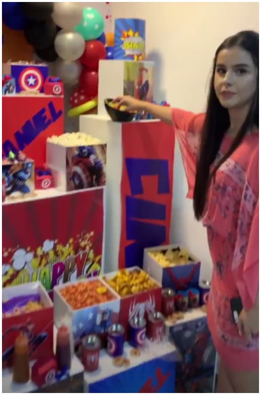 En uno de los videos que compartió Biby en Instagram Stories, se puede ver el instante en que captó a Ana Paula, de 22 años de edad, tomando algunos dulces.