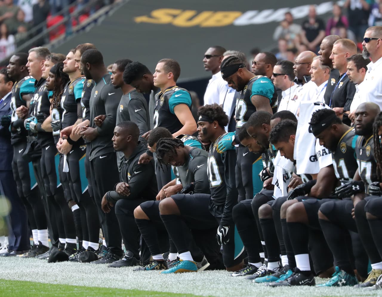Los jugadores de los Jacksonville Jaguars antes del comienzo del partido los Baltimore Ravens, en el estadio de Wembley de Londres. Fueron los primeros en protestar durante la jornada de juegos del domingo.
