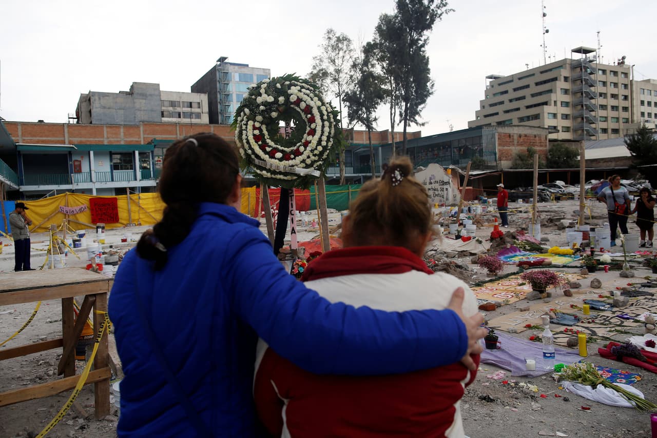 "Mi hijo tiene miedo de que se le caiga el techo de la escuela encima": el regreso a clases tras el terremoto en México