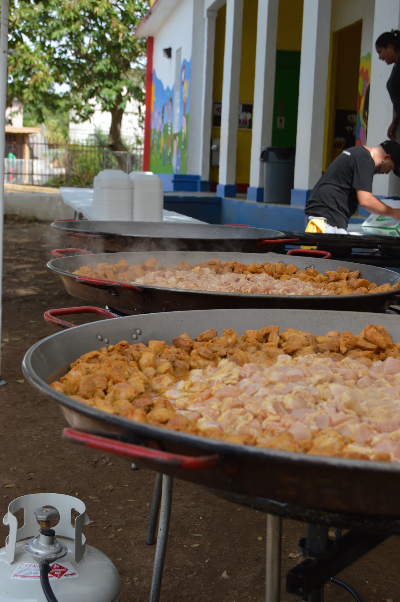 Más de mil personas afectadas por el huracán Irma en Loíza han pasado por el Boys & Girls Club del barrio Medianía Alta para buscar su plato de comida caliente elaborado por más de 30 chefs de toda la isla coordinados por la Chef Marilyn.
