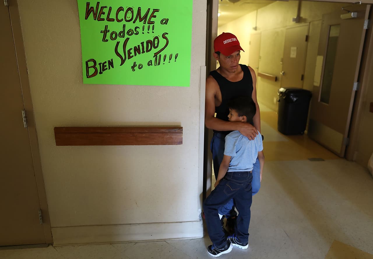 Eduardo, originario de Honduras, se reencontró con su hijo Louis, de 7 años, después de estar separados durante tres meses.