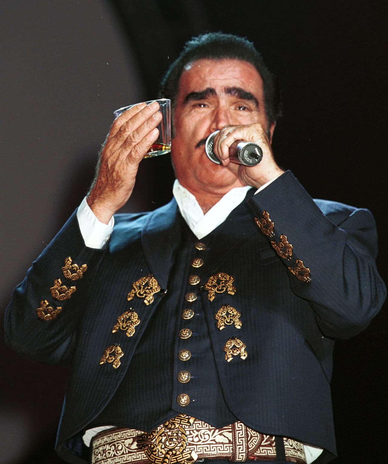 A Vicente Fernández le encanta beberlo durante sus conciertos.