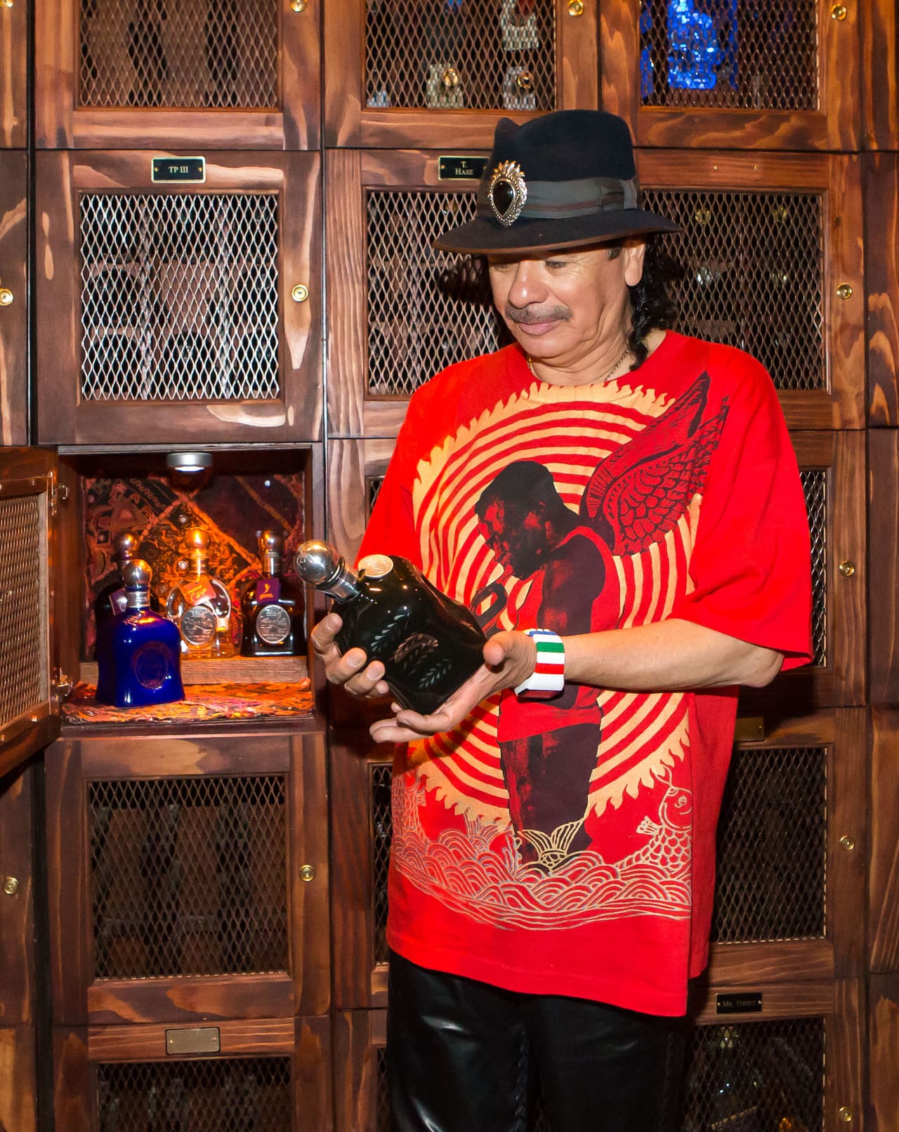 Carlos Santana hasta tiene una colección.