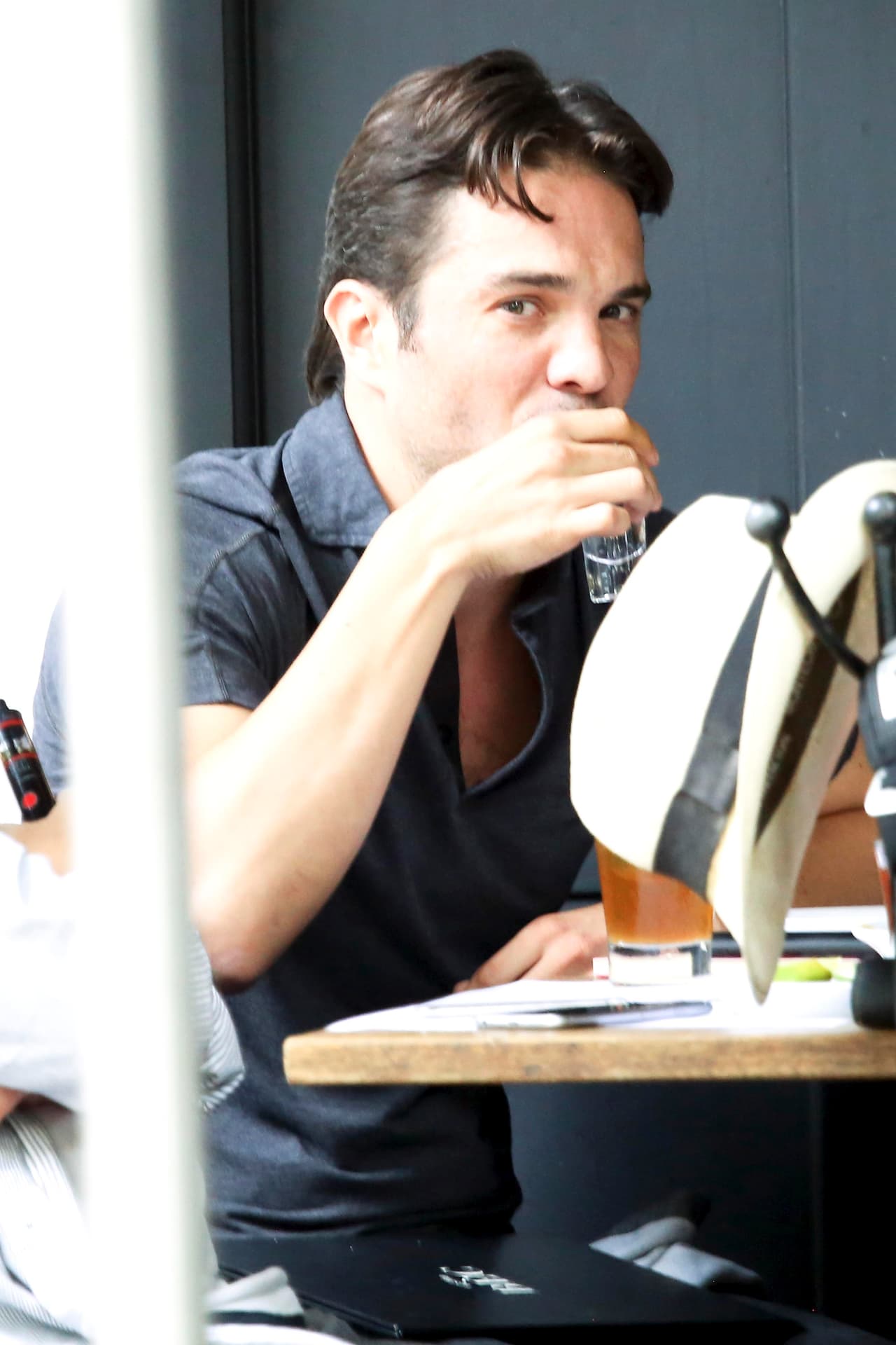 Kuno Becker acompaña sus alimentos con un tequilita.