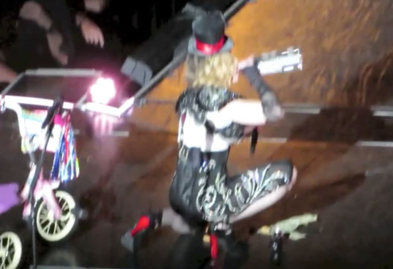 Madonna tomando tequila en escena.