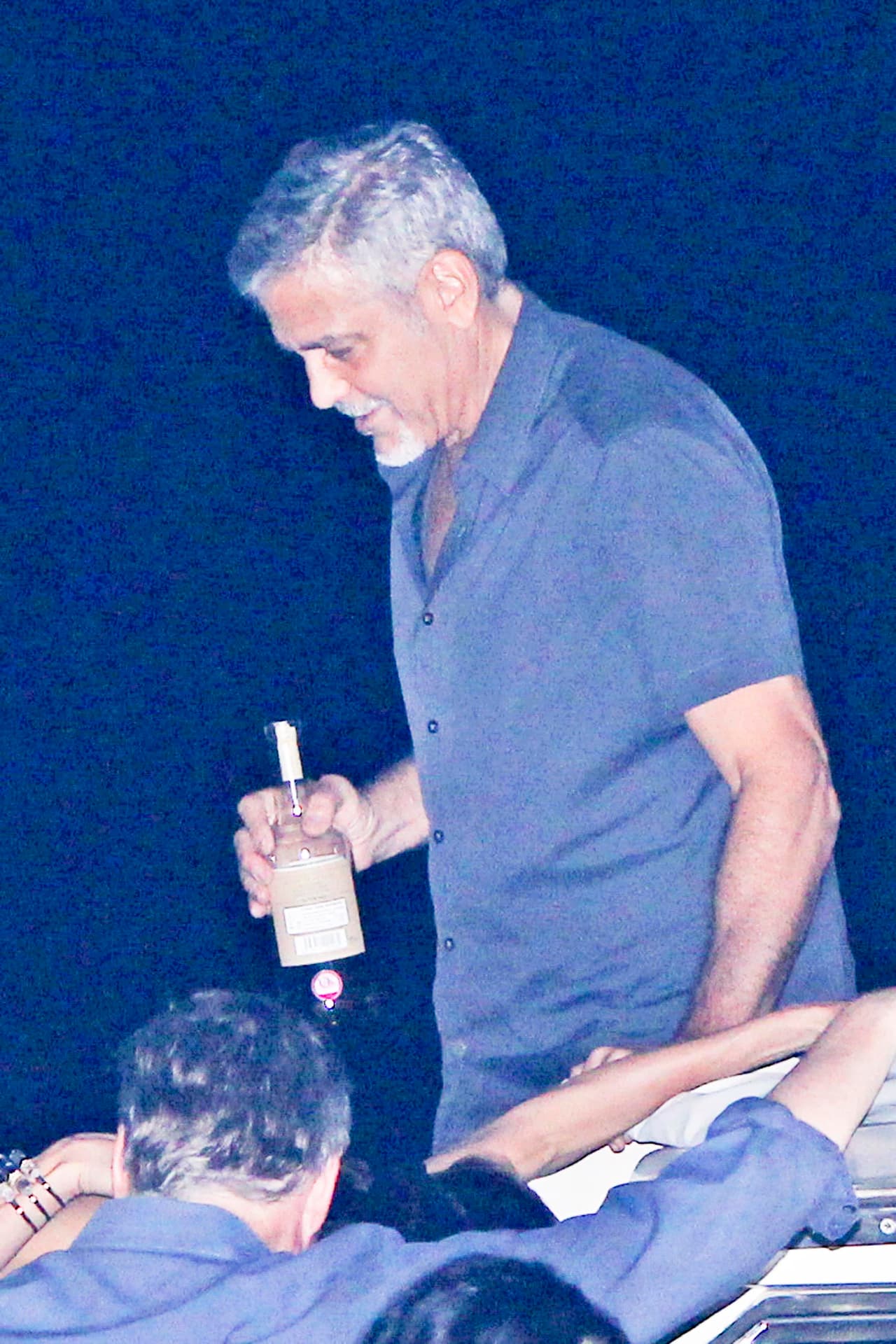 George Clooney tampoco suelta la botella de tequila.