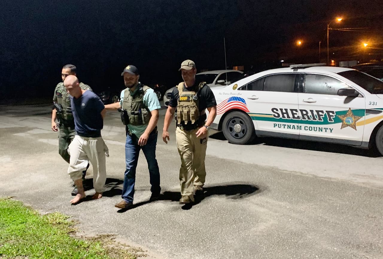 La oficina del sheriff del condado Putnam, en Florida, informó que arrestaron a Mark Wilson Jr., de 30 años, acusado del atroz crimen, ocurrido el miércoles 27 de agosto. 
<br>