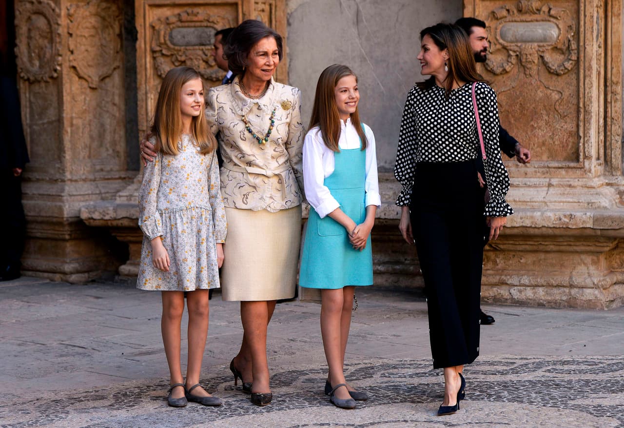 En un video que le dio la vuelta al mundo 
<b><a href="https://www.univision.com/entretenimiento/no-fue-por-una-foto-asi-empezo-el-lio-entre-la-reina-letizia-y-la-madre-del-rey-de-espana" target="_blank">se apreciaba a la reina madre</a></b> tomando a sus dos nietas por los hombros e indicarle a un fotógrafo que le tomara una foto con las niñas. Segundos después se veía a la reina Letizia impedir la foto.