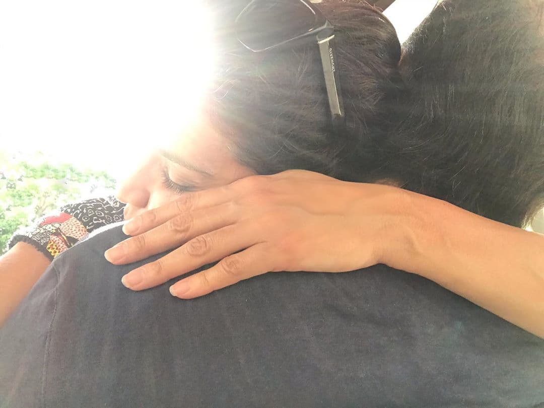 El domingo 19 de abril compartió esta tierna fotografía junto a un mensaje que arrancó suspiros entre sus amigos y fans: "Agradecida de tenerte a mi lado. Abrazada a ti. Amo mi cuarentena".