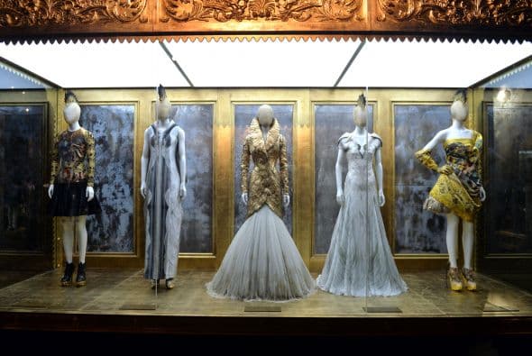 McQueen llevaba tatuado "el amor no mira con los ojos, sino con la mente", una cita de Shakespeare que refleja lo que él pensaba y lo llevaba a la moda.