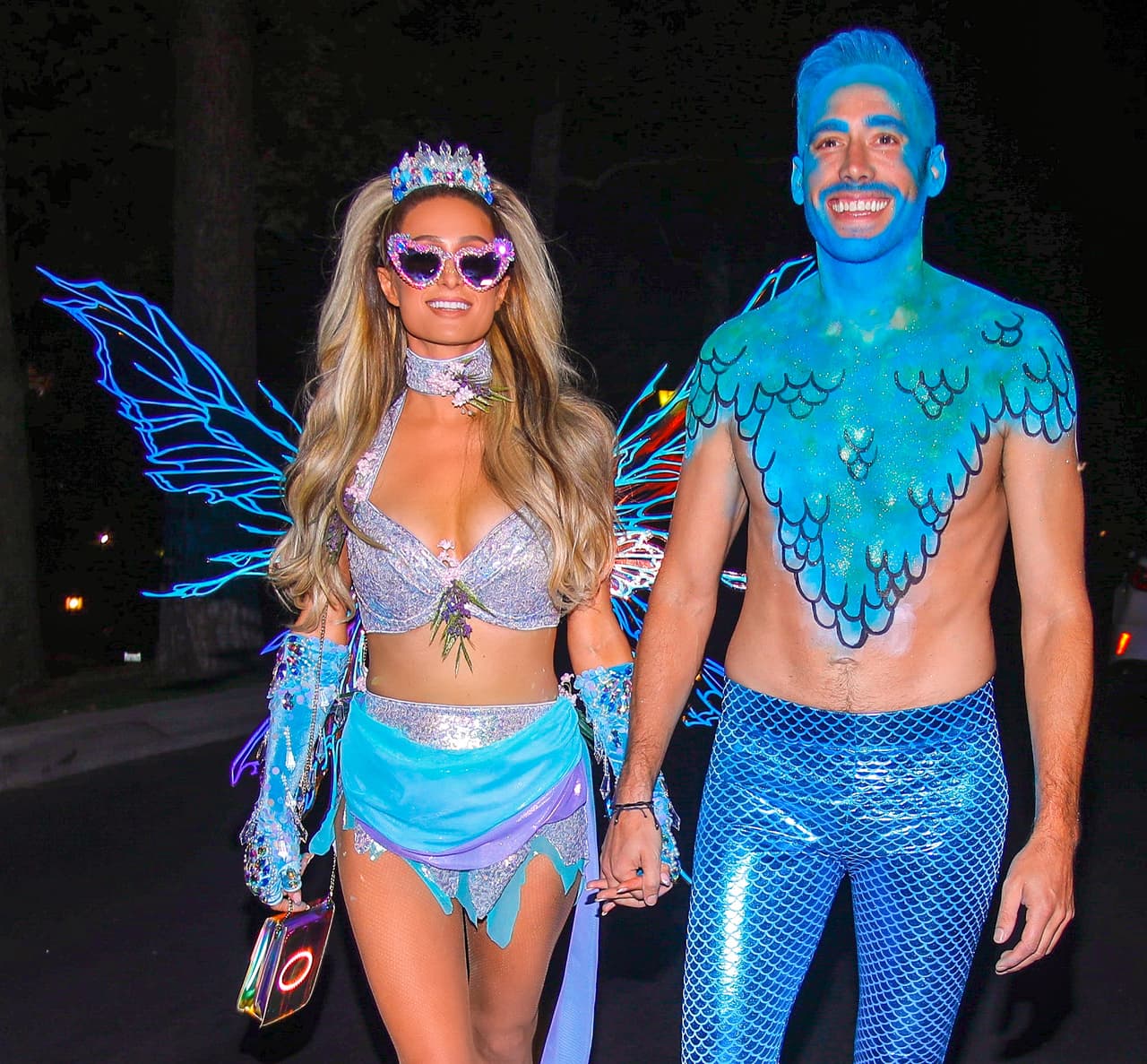 Carter ha llenado de regalos a Paris Hilton. En el pasado ya le obsequió un perro al que llamó Slivington y ahora, para celebrar su aniversario, le obsequió una pulsera de diamantes "hermosa". Confesó que estaba tan feliz que cuando leyó la tarjeta y abrió la caja con el regalo, lloró.