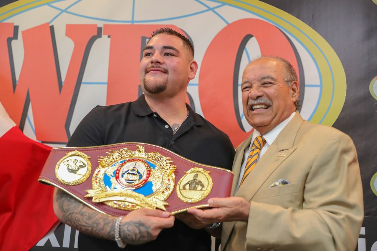 La OMB entregó en Puerto Rico cinturón conmemorativo a Andy Ruiz Jr