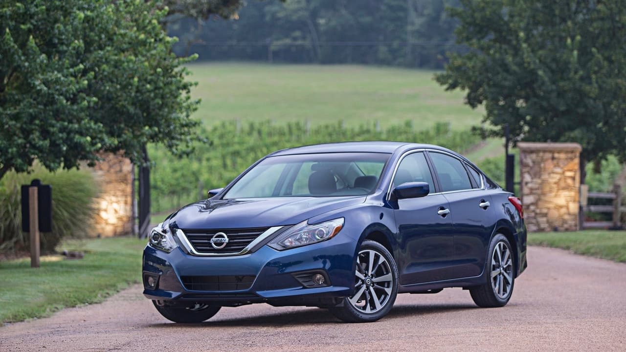 <h3 class="cms-H3-H3">6. Nissan Altima 2016</h3>
<br>El sedán mediano de Nissan ha aparecido en la lista de los 10 más robados consistentemente desde 2016. En 2018, su modelo 2016 llega al sexto lugar con 
<b>13,358 unidades robadas</b>.