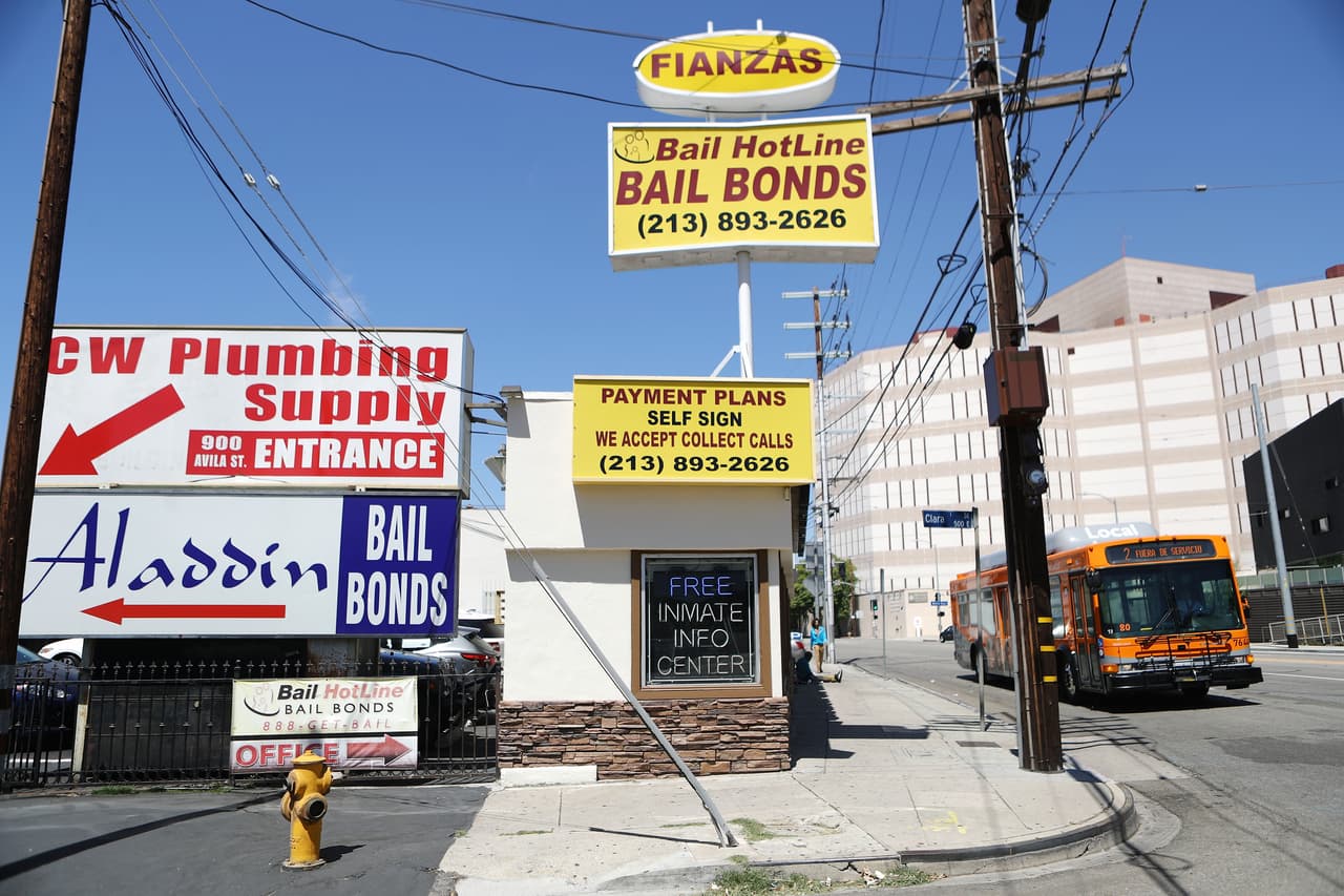 Coronavirus: Ya se puede pedir fianza por delitos menores en California