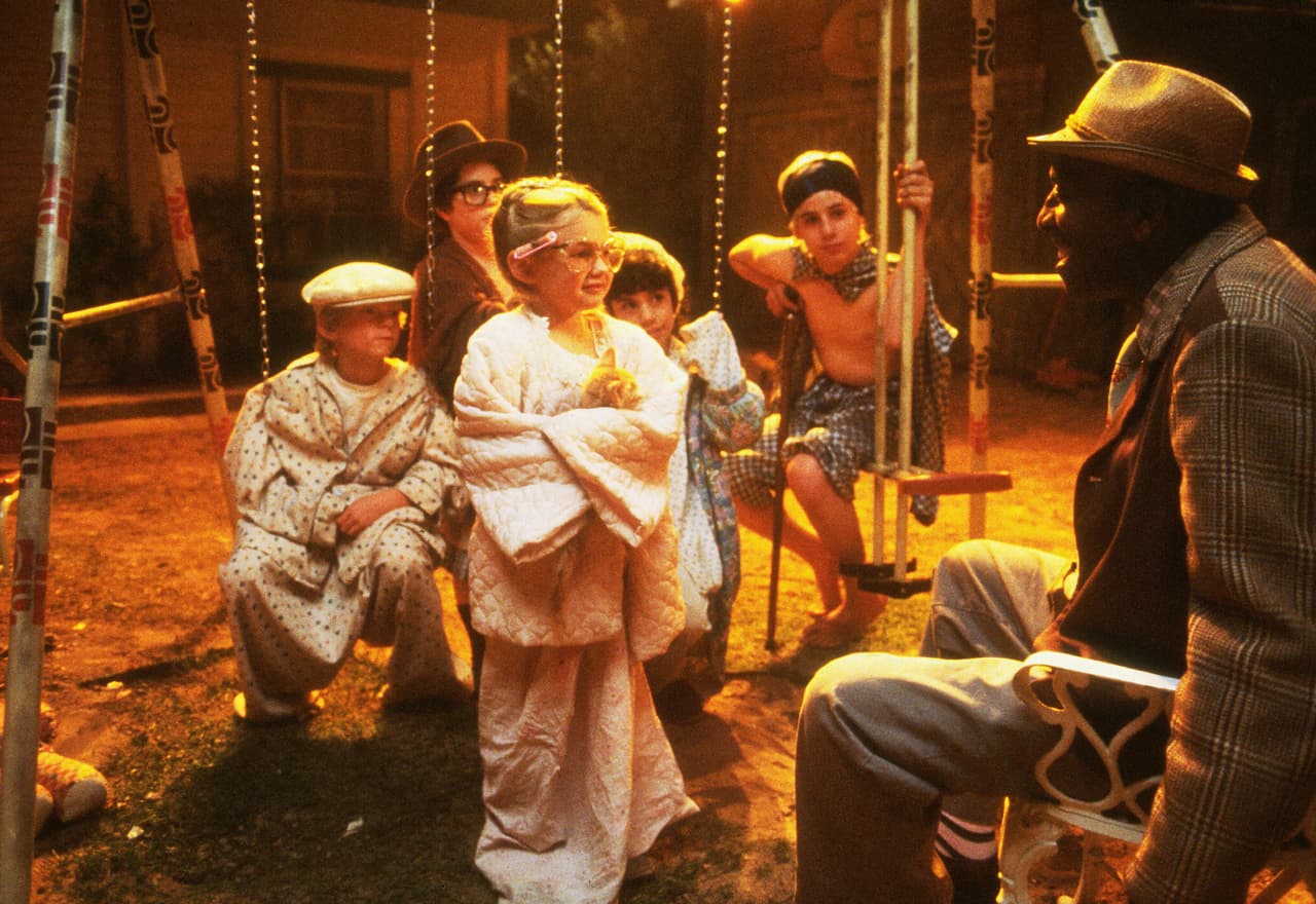 Y es que las explosiones que tenían lugar en la escena alcanzaron a un helícoptero que sobrevolaba por el lago y este se desplomó inmediatamente. El vehículo aéreo cayó encima del actor y de los niños, quienes fueron decapitados por las hélices. Por si fuera poco, toda la secuencia quedó grabada.