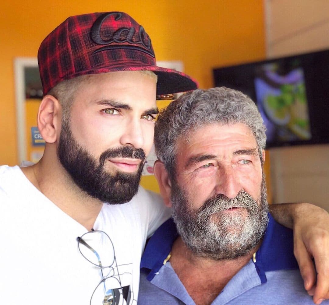 Y presumió una fotografía con su padre: "De tal palo tal astilla. Creo que sin pelo no me quedo en esta vida", comentó al pie de esta imagen.