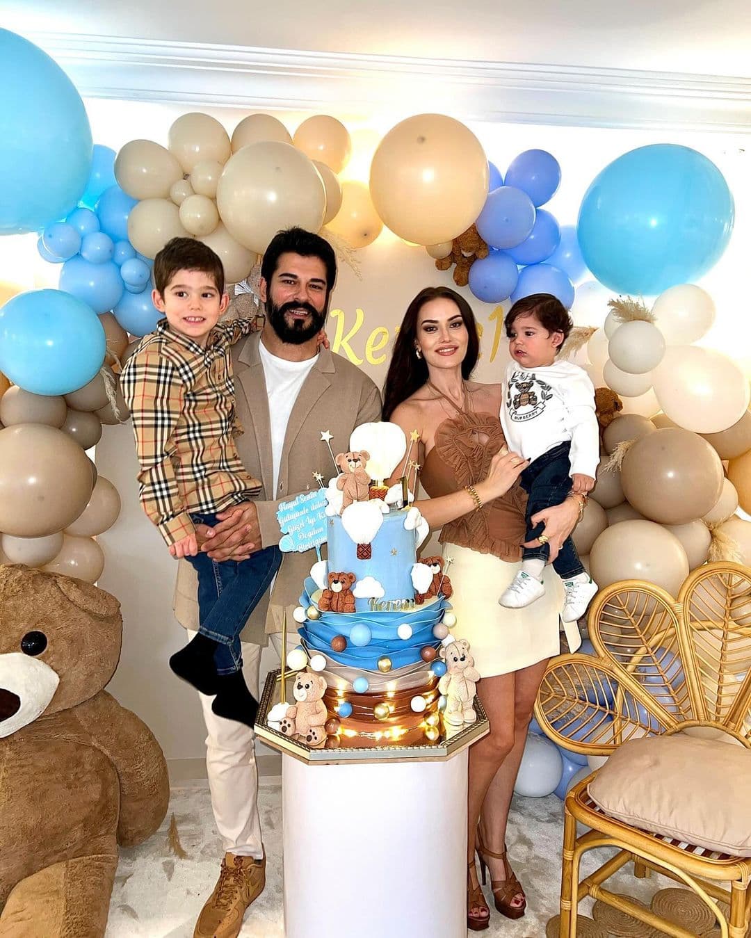 Burak Özçivit y Fahriye Evcen con sus hijos, Karan y Kerem.