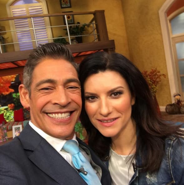 Johnny Lozada: "Ya está con nosotros la hermosa y talentosa @laurapausini a quien admiro y respeto. A ver cuando cantamos y mi banda toca rock juntos ya que yo la cantaba cuando estaba en el grupo #Menudo". (Noviembre 13, 2015)
