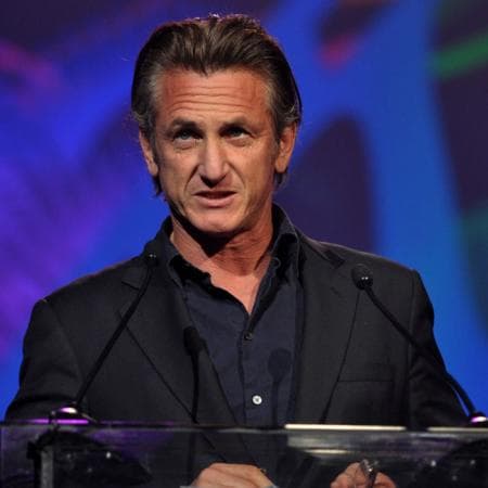 Sean Penn, de 60 años, dijo sentirse muy afortunado por recibir la vacuna e invitó a sus seguidores también hacerlo, ofreciendo información importante.
