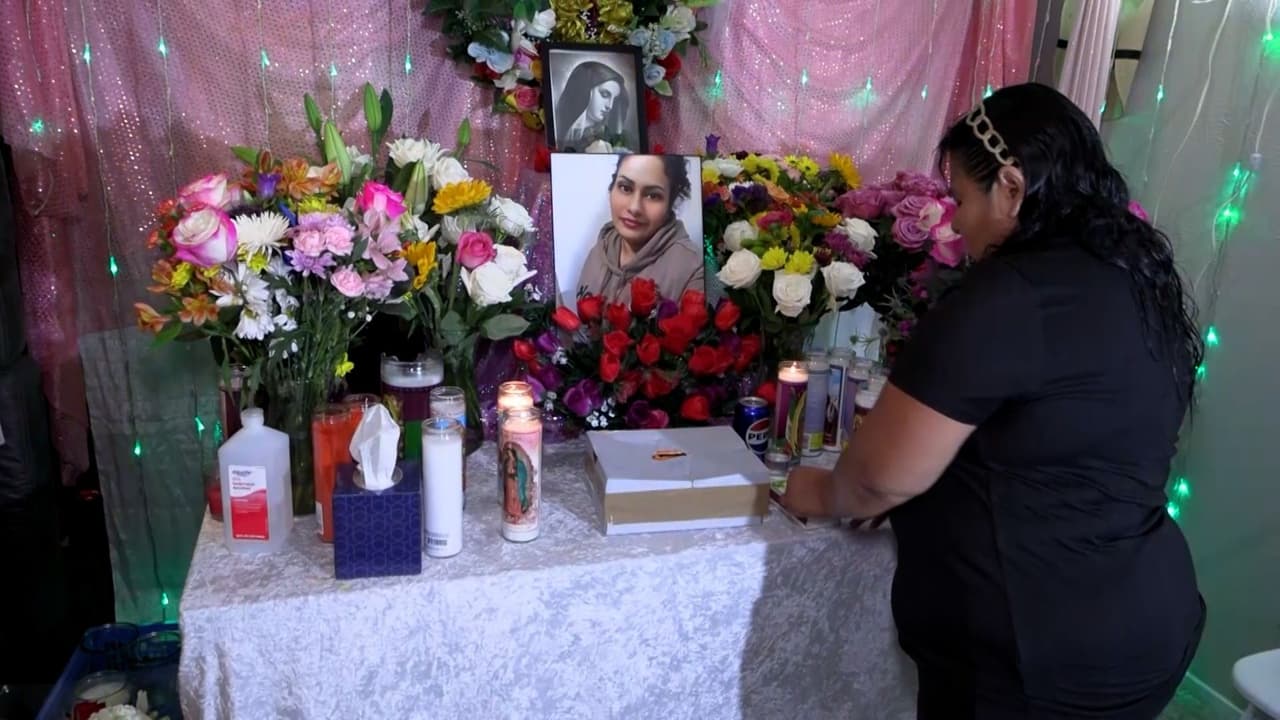 Rosa Peralta honra la memoria de su hermana Elvira en un altar dentro de su casa, mientras la familia enfrenta el duelo y el cuidado de los cuatro hijos que dejó.