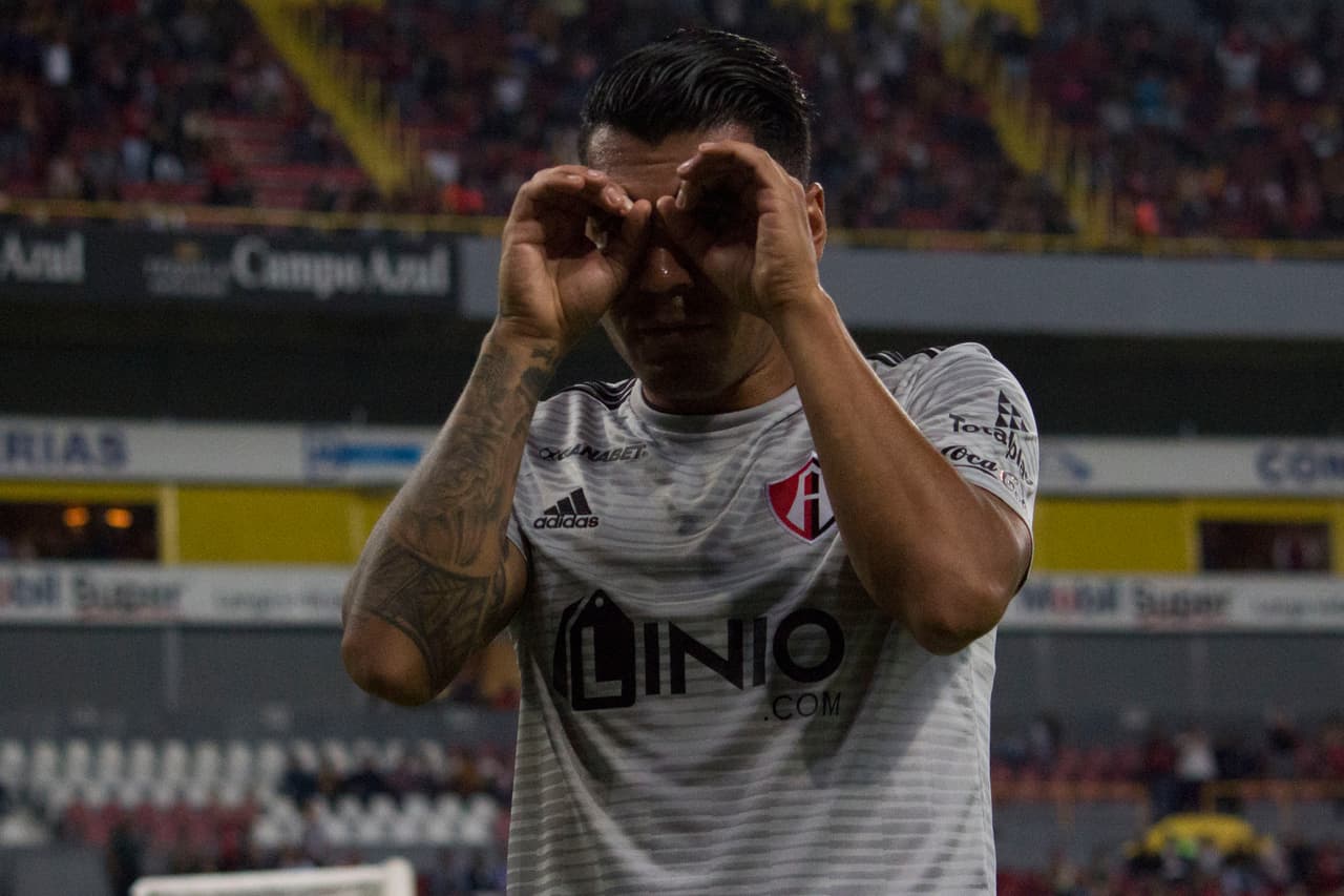 Jefferson Duque, el colombiano, puso el 4-2 en el marcador y así celebró su anotación, un remate con la cabeza a quemarropa.