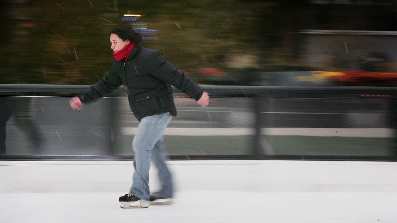 <h3 class="cms-H3-H3"><b>Warren Park</b></h3>
<br>El parque más grande al norte de la ciudad alberga su propia pista de patinaje, justo al norte de la Avenida Western. 
<b>Los costos son de $7</b> y no requiere reservación. 
<br>Más información en 
<a href="https://www.chicagoparkdistrict.com/parks-facilities/warren-laurence-park" target="_blank">la página del parque</a>.