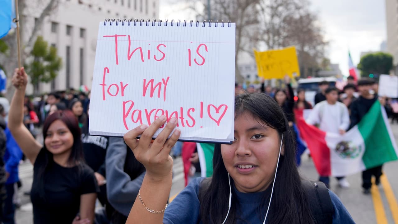 Estudiantes de Los Ángeles lideran tercer día de protestas contra políticas migratorias de Trump