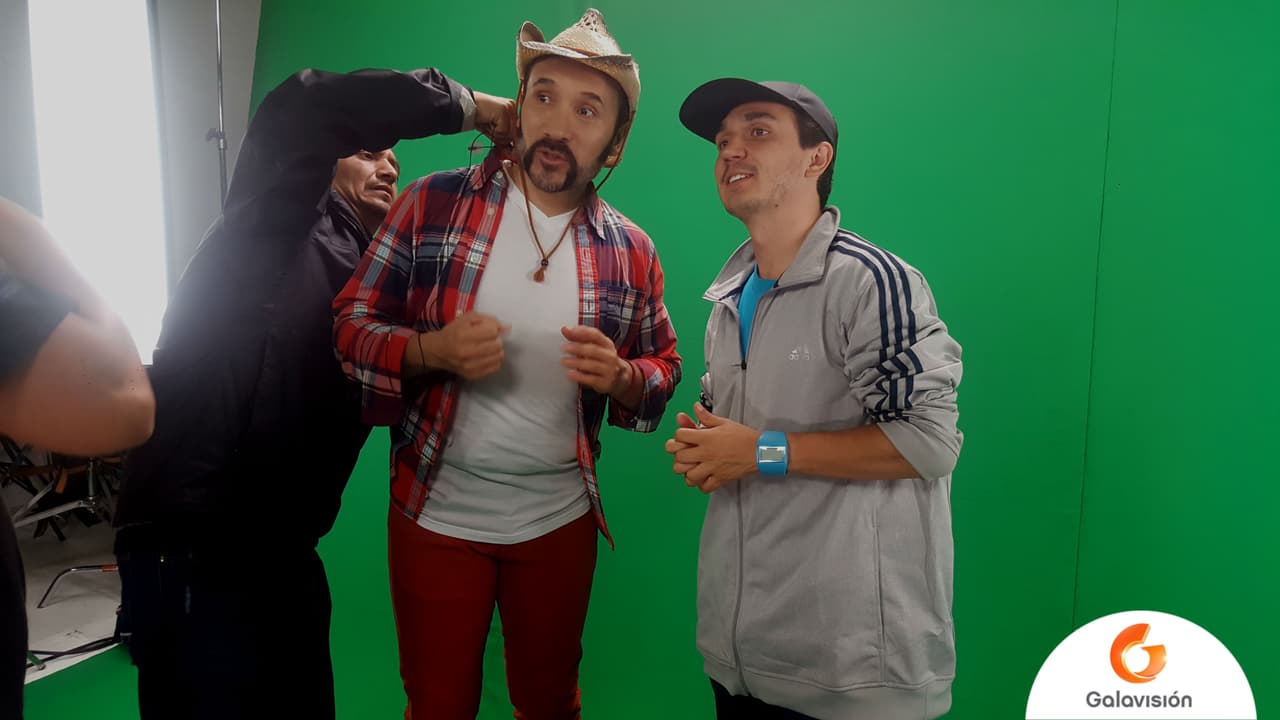 Ajustando micrófonos para empezar a grabar.