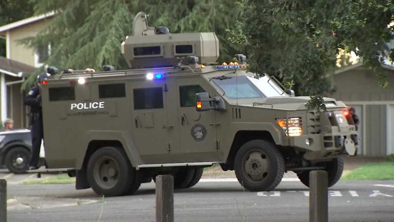 El oficial cayó en el jardín de la casa mientras los demás oficiales tomaron posiciones de defensa y le respondieron al atacante. Un vehículo blindado llegó a la casa para intentar evacuar al oficial. El operativo comenzó a las 6:54 pm y pudieron retirar al oficial cinco minutos después.