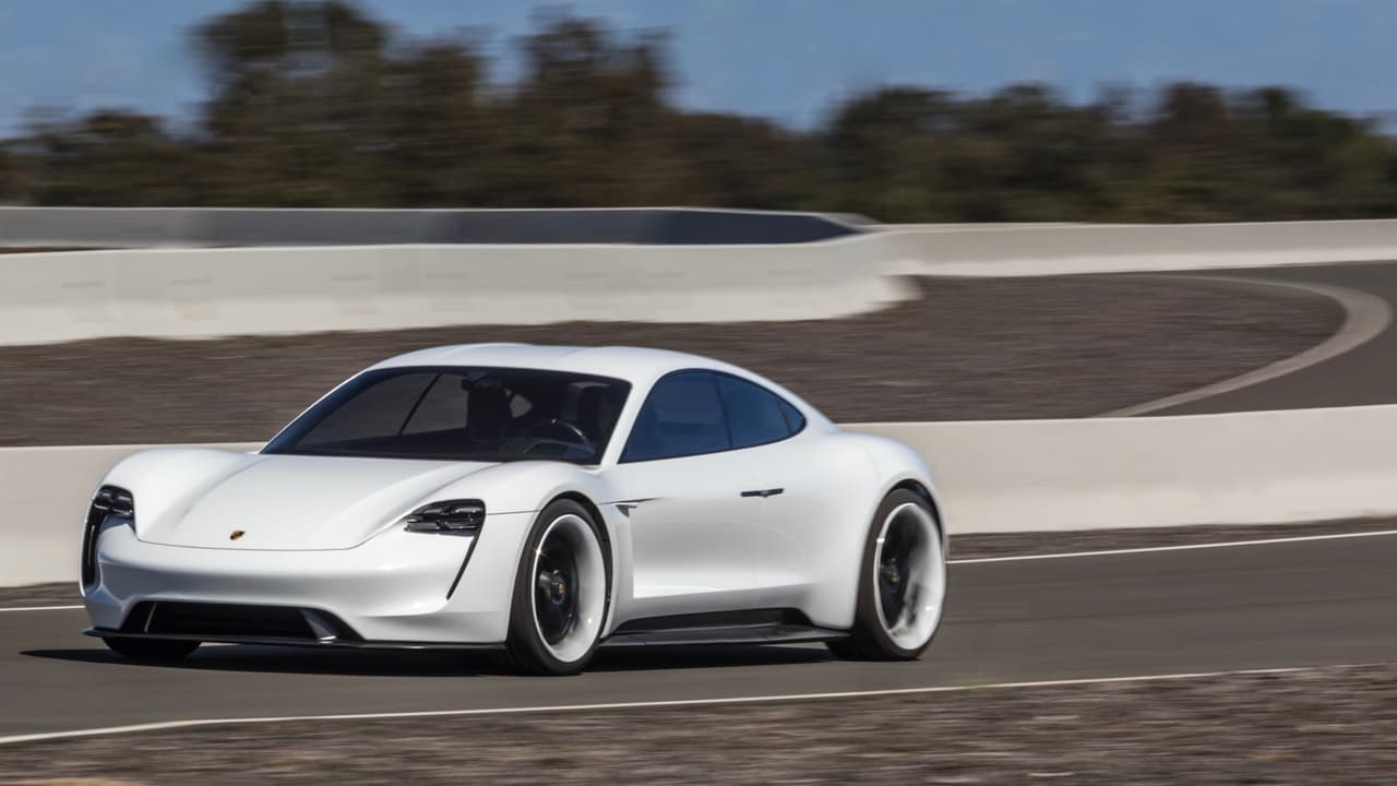 Weckbach no perdió la oportunidad para recalcar la 
<b>superioridad de la tecnología motriz eléctrica de Porsche </b>sobre Tesla, recordando que, si bien el Tesla Model S P100D es capaz de 0 a 62 millas por hora en menos de 3 segundos, “sólo lo pueden hacer dos veces, fallará en la tercera”. “Los conductores de Porsche no necesitarán preocuparse de eso ya que nuestros vehículos eléctricos son desarrollados para poder mostrar resultados consistentes que pueden ser mantenidos por largos periodos de tiempo”, concluyó Weckbach.