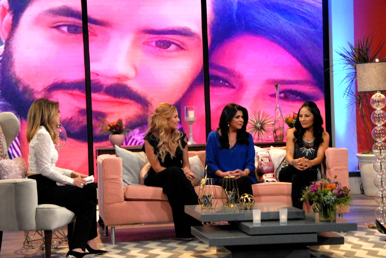 Su hijo mayor, José Eduardo Derbez, la soprendió esta noche.