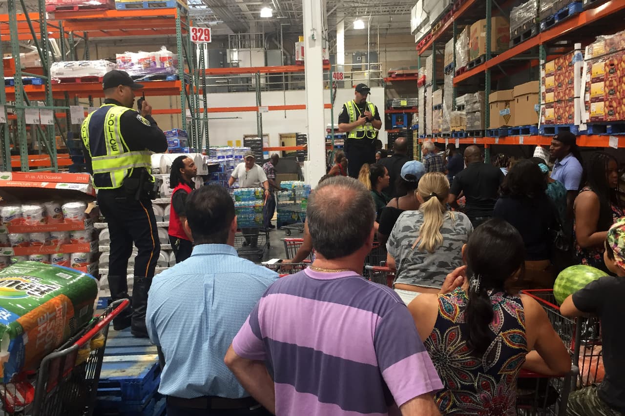 Agentes de la policía controlan las compras en una tienda Costco de Miami. La mayoría de los modelos de pronósticos meteorológicos prevén que Irma afectará todo el estado de Florida.