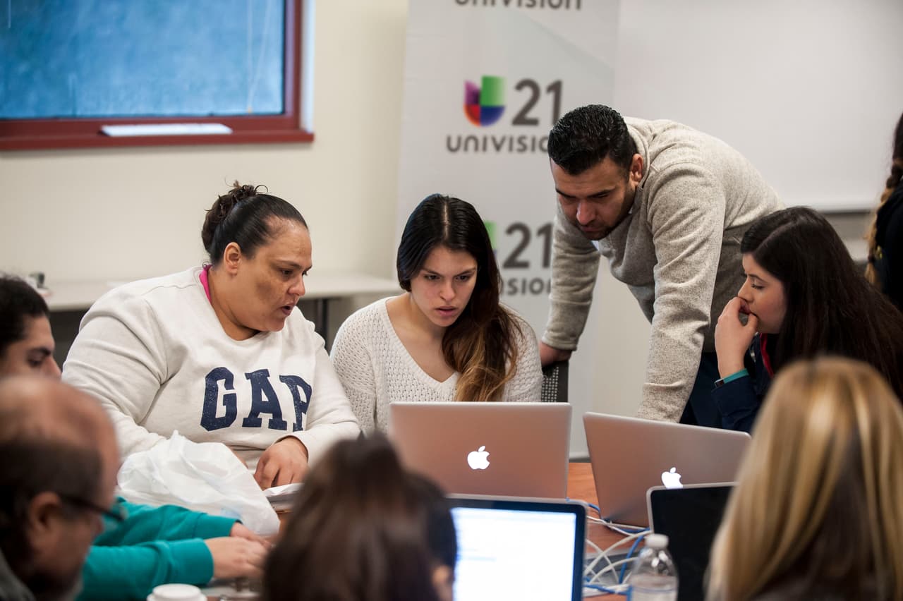 Ocho colegios y universidades ayudaron a estudiantes y sus familias llenar las solicitudes de FAFSA.