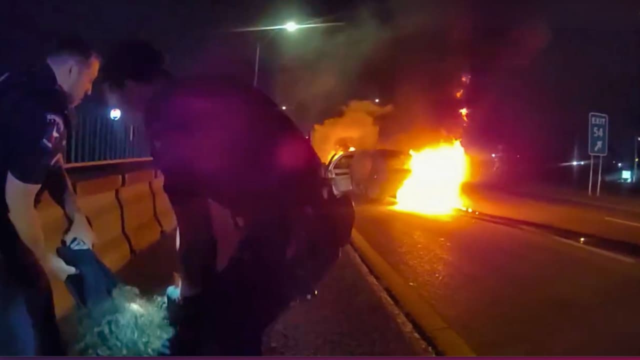 <h3 class="cms-H3-H3">La línea del fuego </h3>Texas conoce bien estas historias:
<b>Cada año, más de mil personas mueren en choques relacionados con el alcohol. </b>
<br>Tres al día, todos los días. Desde el 7 de noviembre del 2000,
<b>el estado no ha tenido una sola jornada sin muertes en carretera.</b> Veinticinco años de una racha que nadie celebra.
<br>El Departamento de Transporte de Texas lo resume con una etiqueta:
<b>#EndTheStreakTX</b>
<br>Un llamado a detener esa secuencia de tragedias que,
<b>como un marcador cruel, sigue sumando sin pausa.</b>